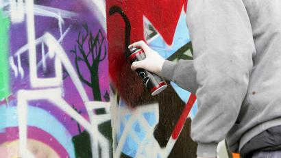 Symbolbild: Jens Kalaene/dpa
Graffiti-Schmierereien sind allerorten ein Unding. Auch in Amberg ermittelt die Polizei gegen Sprayer wegen Sachbeschädigungen.