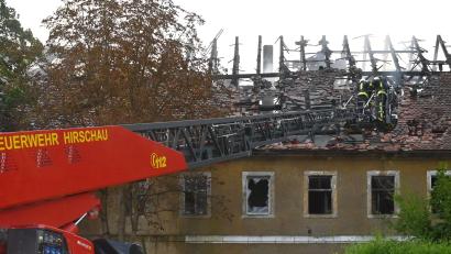Bild: gf
Der Mittelteil eines leerstehenden Gebäudes in Hirschau brannte komplett aus. Die Feuerwehr konnte aber verhindern, dass das Feuer auf beidseitig angrenzende Lagerbauten übergriff.