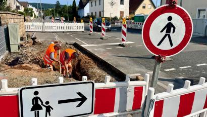 Bild: Gabi Schönberger
Die Vohenstraußer Straße in Weiden bekommt neue Fußgängerampeln. Während der Baumaßnahmen ist die Zu- und Ausfahrt Am Krumpes gesperrt.
