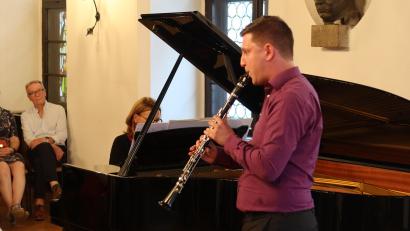 Bild: Kunz
Hagen Bickel eröffnet das Abschlusskonzert mit Max Regers Sonate in B-Dur. Er führte auch in den Abend ein.