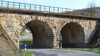Bild: wsl
Die Doppelbogenbrücke am Ortsausgang von Weigendorf nach Oed gibt ein Zeugnis der Handwerks- und Ingenieurkunst des 19. Jahrhunderts.