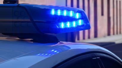 Symbolbild: Patrick Pleul/dpa
Auf einem Edeka-Parkplatz in Neustadt hat eine bislang unbekannte Person ein Auto angefahren und ist geflüchtet. Die Polizei Neustadt nimmt Hinweise entgegen.