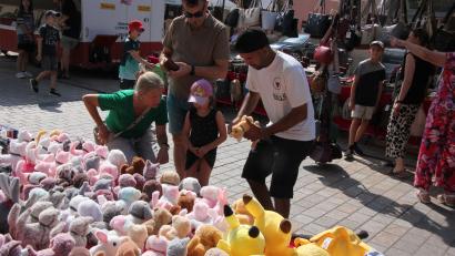 Bild: kro
Da wird doch was zu finden sein bei dieser großen Auswahl an Spielsachen, hier vornehmlich Plüschtieren.