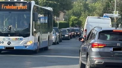 Bild: ge
Täglicher Verkehr ohne Ende – ein Bild von der Goethestraße von Mitte August. Dass den Anwohnern hier allmählich der Kragen platzt, ist durchaus verständlich.