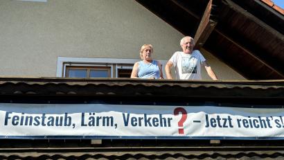 Bild: ge
Gisela und Werner Müller wohnen direkt am Nadelöhr Goethestraße. Seit Jahren geben sie ihrem Unmut mit einem Protestplakat am Balkon Ausdruck. Passiert ist seitdem – nichts.