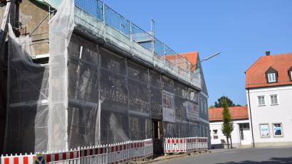 Bild: fla
Die Arbeiten am künftigen Reha-Zentrum, in Waldthurn schreiten zügig voran. Eine einwöchige Bauverzögerung ist dem Betriebsurlaub der beteiligten Firmen geschuldet, wusste Bürgermeister Beimler zu berichten.