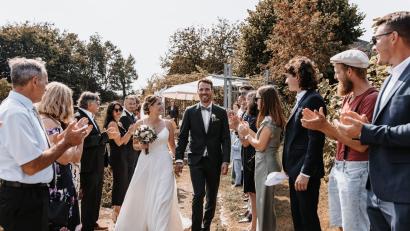 Bild: Julian Bächer Photography/exb
Nach der Trauung schritten Corinna und Markus Kraus durch ein Ehrenspalier. Zum Kreis der Gratulanten zählten auch Mitglieder der Feuerwehr Fuchsmühl und Fußballer des SV Mitterteich.