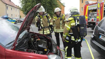 Bild: Wolfgang Steinbacher
In der Moritzstraße in Amberg ist im Motorraum eines Renaults Feuer ausgebrochen.