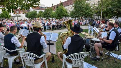 Bild: Stephan Huber
Gut besucht war die Sonntagsserenade im Maltesergarten in Amberg mit Andreas Königsberger und seinen Musikanten.