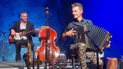 Bild: Amann
Ein Meister auf der Diatonischen Harmonika: Herbert Pixner (rechts) bei seinem Auftritt in Schwandorf.