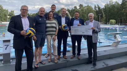 Bild: Sparkasse Oberpfalz Nord
Von links nach rechts: Dr. Jens Michael Heine, Stiftungsvorstand; Irek Luczak Abteilungsleiter Wasserball; 
Ilona Forster, 1. Vorsitzende des Schwimmvereins Weiden; Thomas Kick, Sportleiter; Hans-Jörg Schön, stv. Stiftungsratsvorsitzender; Stiftungsratsvorsitzender, Oberbürgermeister Jens Meyer; Reinhard Meier, Mitglied des Stiftungsrates und Präsident des Stadtverbandes für Leibesübungen Weiden i.d.OPf