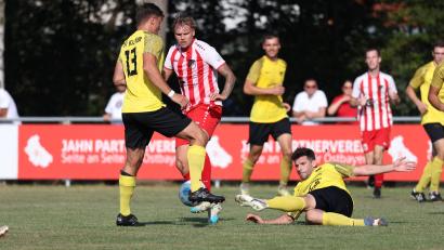 Bild: Dieter Jäschke
Keinen Sieger gab es im Kreisliga-Duell zwischen dem VfB Rothenstadt und dem SV Kulmain (2:2). In dieser Szene kämpft der Rothenstädter Christian Langendorf (Mitte) mit Christoph Dumler (rechts) und Benedikt Weber vom SV Kulmain um den Ball.