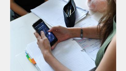 Bild: Jens Kalaene/dpa-Zentralbild/dpa
Die Einführung eines Handyverbots an niederländischen Schulen war nicht unumstritten. (Symbolbild)