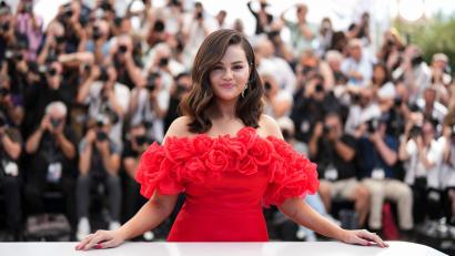 Bild: Scott A Garfitt/Invision/AP/dpa
Selena Gomez überraschte am Wochenende das Volleyballteam einer Highschool mit einem Besuch.
