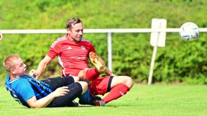 Bild: Thomas Schrems
Knackiger Zweikampf um den Ball: Christopher Ernstberger (links) von den Sportfreunden Kondrau und der Konnersreuther Felix Lippert schenkten sich keinen Zentimeter an Boden.