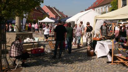 Bild: mh
In der guten Stube von Luhe, auf dem historischen Marktplatz, flanieren die Besucher beim Schutzengelmarkt.