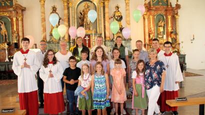 Bild: bjo
Bei einem Gottesdienst verabschiedet die Pfarrei Schmidmühlen ihren langjährigen Geistlichen (hintere Reihe, ab Dritter von links): die ebenfalls geehrte langjährige Büchereileiterin Gudrun Jeziorowski, Pfarrhaushälterin Klara Wittmann, der scheidende Pfarrer Werner Sulzer, Pfarrgemeinderatssprecherin Lena Klieber und Kirchenpfleger Frank Flieder.