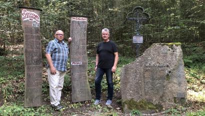 Bild: wro
Die Holzschlacht-Gedenkstätte, auf die Heimatforscher Erich Schraml und Bürgermeister Wolfgang Braun (von links) hier verweisen, wurde 1994 errichtet. Der damals gewählte Ort erwies sich als Volltreffer.