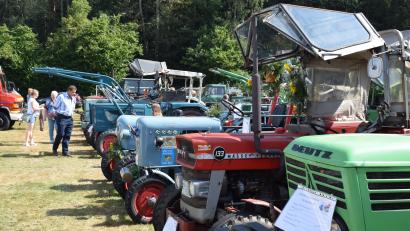Bild: bnr
Die Traktoren wecken bei vielen Besuchern Erinnerungen an vergangene Zeiten. Manche stehen schon seit 70 Jahren im Dienst.