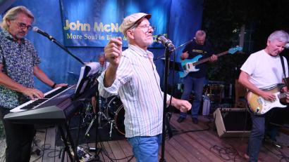 Bild: Kunz
Geburtstagskind John McNamara (Mitte) heizt den Fans mit seiner Gang bei der letzten "Live Stage" dieses Sommers ein.