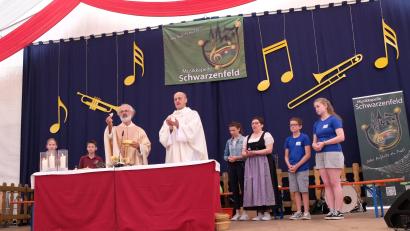 Bild: mab
Im Festzelt anlässlich des Jubiläums der Blakapelle und zum Kirchenpatrozinium feierte der scheidende Pfarrer Heinrich Rosner (Dritter von links) zusammen mit seinem Nachfolger Thomas Hösl Gottesdienst.