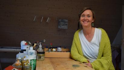 Bild: szl
Sabine Rösch, 57, vergisst beim Arbeiten im Atelier, im Obergeschoss des ausgebauten alten Vierseithofs ihres Vaters, oft Zeit und Raum.