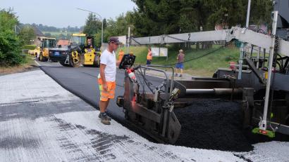 Bild: le
Die Straßenbauarbeiten auf der Staatsstraße 2181 Floß nach Plößberg stehen kurz vor dem Abschluss. Der Straßenverkehr kann ab dem Wochenende frei gegeben werden.