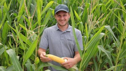 Bild: kro
Landwirtschaftsmeister Lukas Haberkorn aus Großensees freut sich bereits auf die Maisernte. Mit der Qualität des Maises ist er zufrieden. Er rechnet damit, dass das Feld Ende September abgeerntet werden kann.