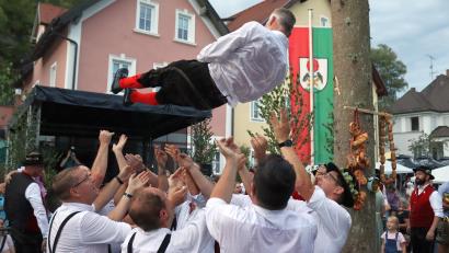 Bild: mfh
Der Rosenberger Oberkirwabursch der Alten fliegt in perfekter Haltung und landet sicher.