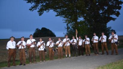 Bild: gi
Die Böllerschützen feierten ihr 10jähriges Bestehen mit einem Festgottesdienst und einem anschließenden Feuerblumenschießen.