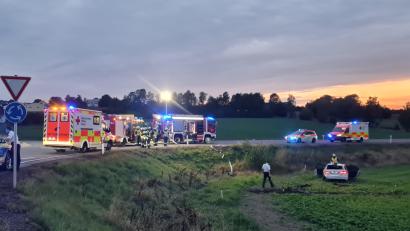 Bild: Feuerwehr Plößberg/exb
Drei Verletzte und Totalschaden am Auto sind die Bilanz eines Unfalls. Am Montagabend übersah ein 40-Jähriger den Kreisverkehr im Norden Plößbergs und schoss ungebremst über das Rund.