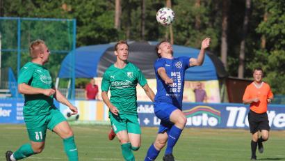 Bild: war
Die Partie des SV Etzenricht (Martin Pasieka im blauen Trikot) bei der SV Grafenwöhr wurde erneut verschoben.