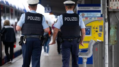 Symbolbild: Sven Hoppe/dpa
Bei einem Streit hat ein Mann am Hauptbahnhof einen Häkelnadel gezückt und damit seinen Kontrahenten bedroht. (Symbolbild)