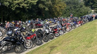 Bild: Josef Glas
Fahrzeuge aller Größen und Typen sauber aufgereiht: So sah es beim Motorradgottesdienst in Tännesberg aus.