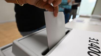 Bild: Robert Michael/dpa
Die sächsische Landtagswahl wird von Manipulationsversuchen überschattet.