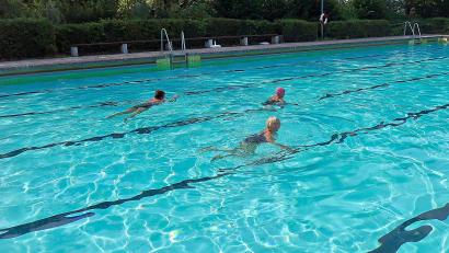 Bild: bsc
Auch den letzten Öffnungstag der Badesaison 2024 nutzten die drei Stammschwimmerinnen Maria Trießl, Elfriede Schiener und Lotte Schaumberger (von links). So wie sie hoffen viele Gäste, dass die idyllische Freibadanlage erhalten bleibt.