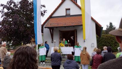 Archivbild: bkr
Einen spektakulären Auftritt hatte ein "Nussgackl" vor zwei Jahren (Bild). Pfarrer Markus Bruckner und die Gläubigen überraschte der Eichelhäher, als er die zwei Kerzen auf dem Altar mit einigen Flügelschlägen auslöschte.