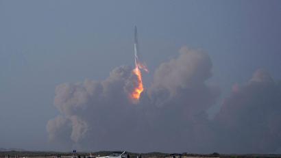 Bild: Eric Gay/AP/dpa
Ein großer Raketenstart wirkt nicht nur auf Menschen gewaltig. Auch die Atmosphäre ändert sich dadurch.