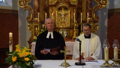 Bild: swo
Pfarrer Heinrich Arweck (links) und Pfarrvikar Christian Preitschaft (rechts) beten gemeinsam beim ökumenischen Gottesdienst auf dem Mausberg.
