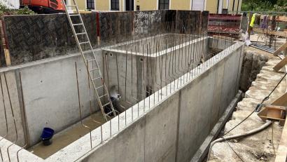 Bild: Stadt Sulzbach-Rosenberg
Das Regenüberlaufbecken IV zur Entlastung des Hauptsammlers in der Brauhausgasse mit den betonierten Trenn- und Außenwänden. Die Mess- und Regeltechnik wird in einem Technikraum untergebracht, der in eine der Garagen integriert ist, die an dieser Stelle wieder aufgebaut werden.