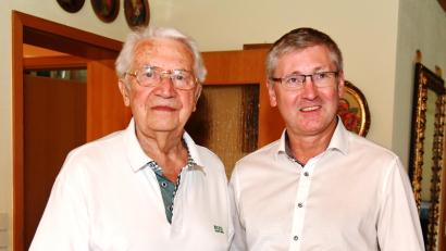 Bild: gf
Bürgermeister Franz Badura (rechts) gratulierte Karl Wilz zum 90. Geburtstag.
