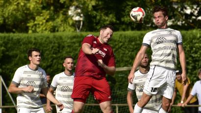 Bild: ham
Der Tännesberger Zdenek Sykora (rechts) und der Pfreimder Spielertrainer Bastian Lobinger (rotes Trikot) im Kopfballduell beim Spiel vor drei Wochen in Pfreimd. Damals siegte die SpVgg mit 2:0. Links der Tännesberger Abwehrchef Michael Bäumler (Nummer 17)