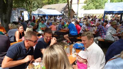 Bild: hm
Zahlreiche Festbesucher kommen auf den Eixlberg und machen es sich hier bei Speis und Trank gemütlich.