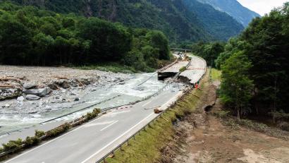 Archivbild: Samuel Golay/KEYSTONE/TI-PRESS/dpa
200 Meter der Autobahn A13 wurden im Rekordtempo wieder hergestellt.