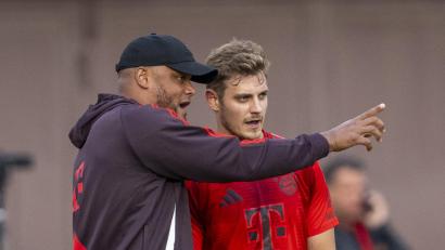 Bild: David Inderlied/dpa
FC-Bayern-Trainer Vincent Kompany (l.) gibt Josip Stanisic Anweisungen.