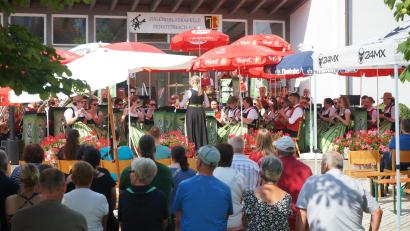Bild: nib
Sowohl die Musiker als auch die Zuhörer suchten sich bei der Serenade auf dem Dorfplatz in Wolfring unter Sonnenschirmen und Bäumen ein schattiges Plätzchen.