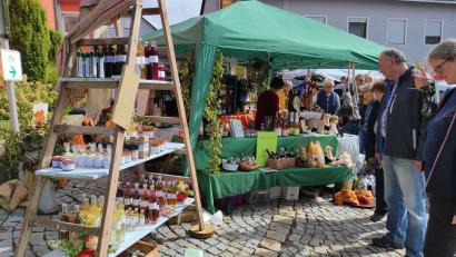 Bild: Landimpuls
Der Regionalmarkt Tännesberg lockte auch im vergangenen Jahr mit lokalen Erzeugern, regionalen Handwerkern, Künstlern und Spezialitäten sowie einem vielfältigen Rahmenprogramm.