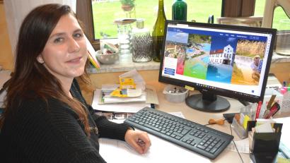 Bild: jr
Die 29-jährige Nina Haberzett-Oppl, hier an ihrem Arbeitsplatz im Büro, führt seit Beginn dieses Jahres das Taxi- und Busunternehmen Haberzett.