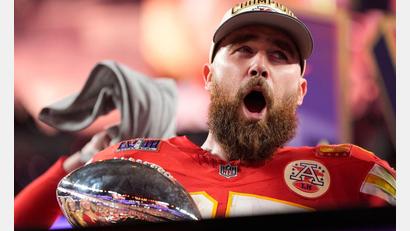 Bild: Ashley Landis/AP/dpa
Die Vince Lombardi Trophy ist das große Ziel für Travis Kelce und die Kansas City Chiefs.