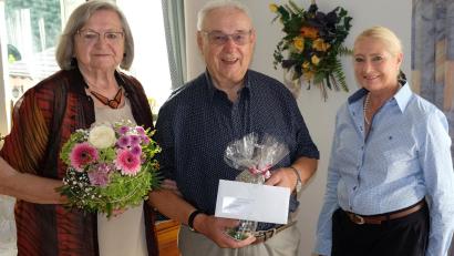 Bild: mab
Zur Diamantenen Hochzeit von Maria und Gerhard Strupf gratuliert Zweite Bürgermeisterin Gabi Wittleben (rechts)